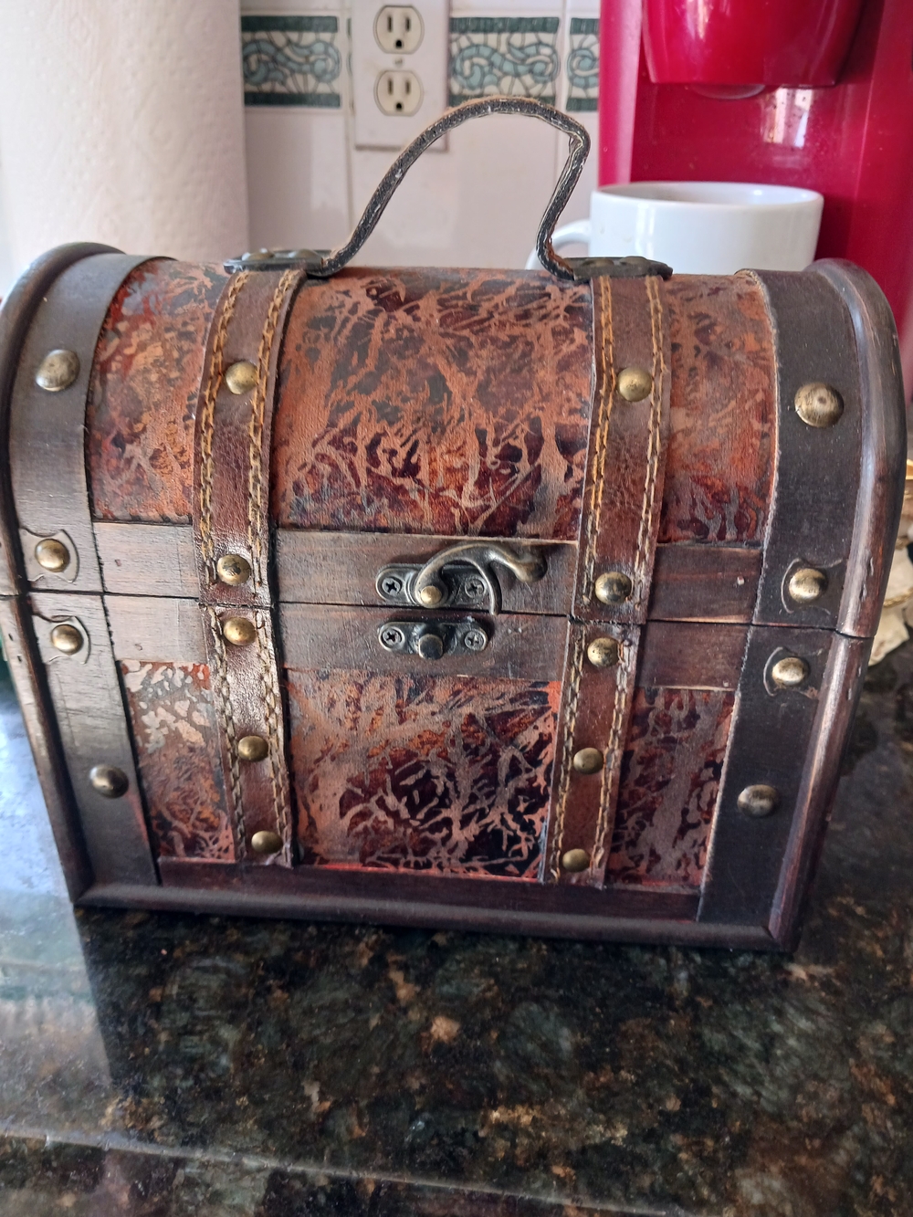 Vintage-Style Decorative Jewelry Chest in Brown